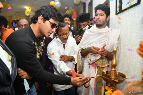 Actor-Nikhil-Siddharth-Inaugurated-Gismat-Mandi-Restaurant-in-Vijayawada-6