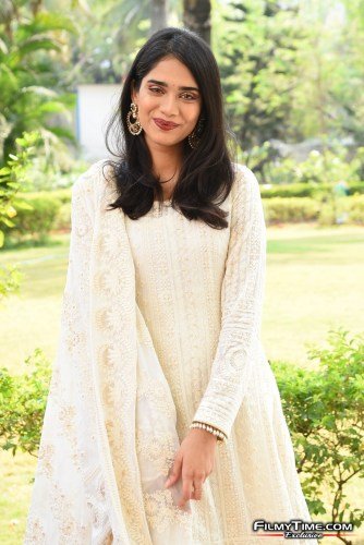 Tanvi-Akaanksha-13