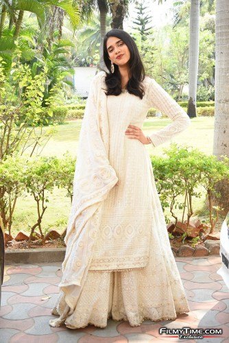 Tanvi-Akaanksha-15