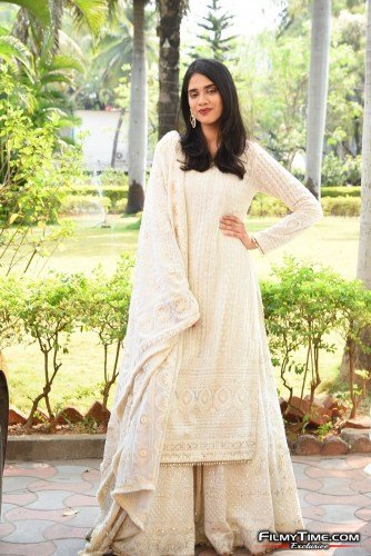 Tanvi-Akaanksha-16