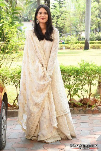 Tanvi-Akaanksha-17