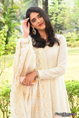 Tanvi-Akaanksha-8