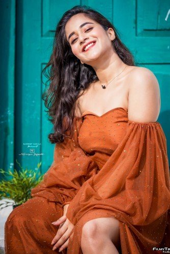 Deepthi-Sunaina-latest-photos-11