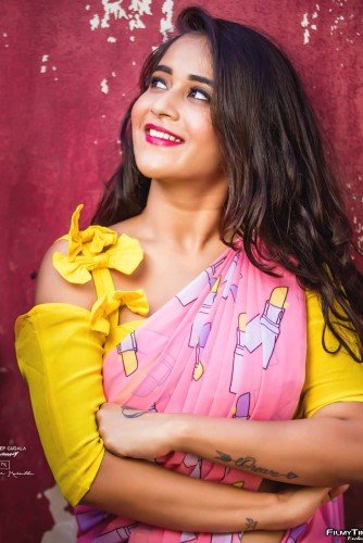 Deepthi-Sunaina-latest-photos-22