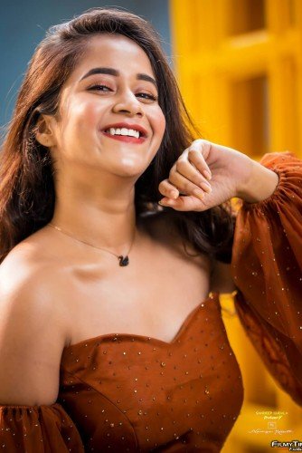 Deepthi-Sunaina-latest-photos-6