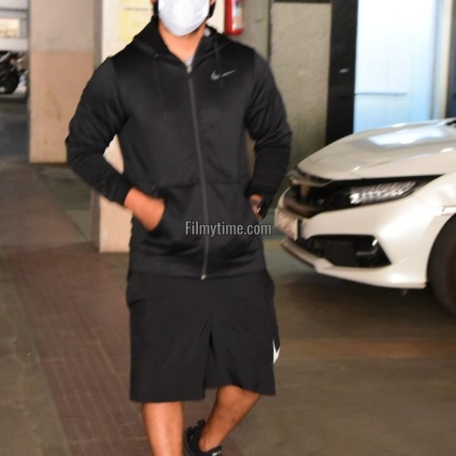 Hero-Aadi-Sai-Kumar-At-Gym-in-Hyderabad-7