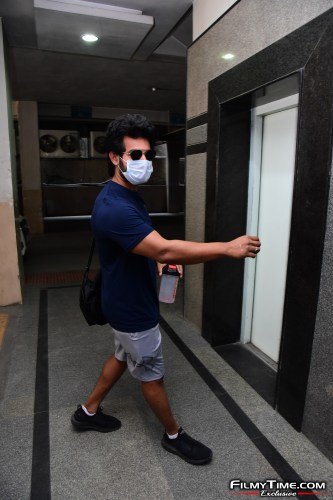 Aadi-Sai-kumar-Snapped-At-Gym-In-Hyderabad-11