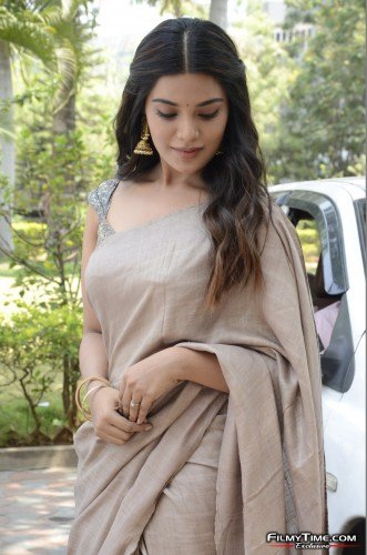 Athmika-Latest-Photos-35