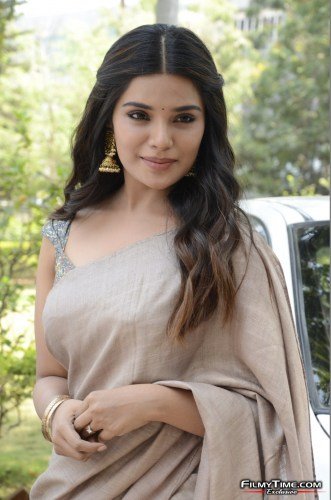 Athmika-Latest-Photos-37