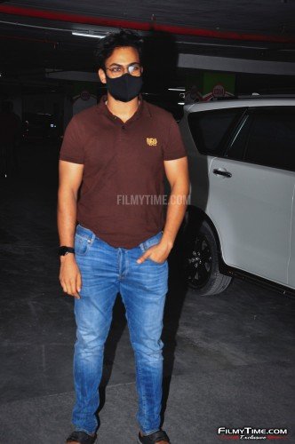 Mega-Family-Vakeel-Saab-8