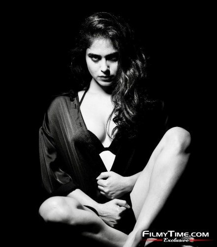 latest-hot-stills-of-actress-naina-ganguly_-13