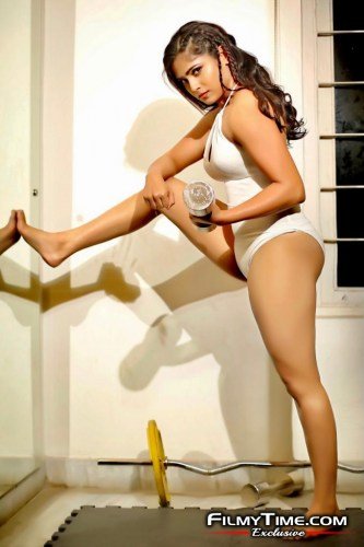 latest-hot-stills-of-actress-naina-ganguly_-7