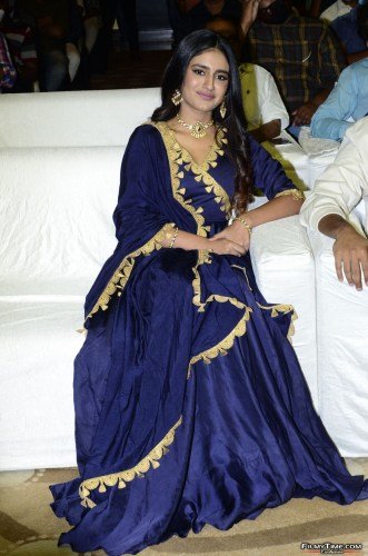 Priya-Prakash-Warrier-27