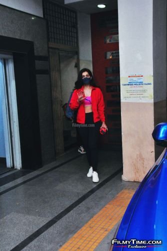 raashi-khanna-gym-pics-1apr21-1