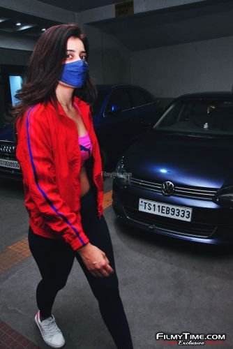 raashi-khanna-gym-pics-1apr21-13