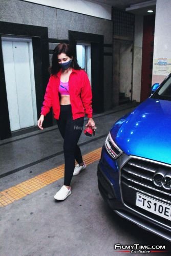 raashi-khanna-gym-pics-1apr21-18