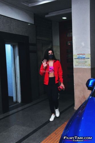 raashi-khanna-gym-pics-1apr21-2