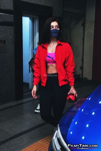 raashi-khanna-gym-pics-1apr21-4