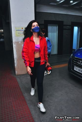 raashi-khanna-gym-pics-1apr21-5
