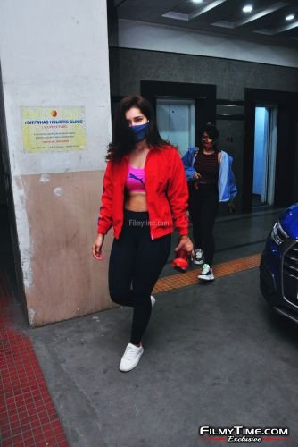 raashi-khanna-gym-pics-1apr21-7