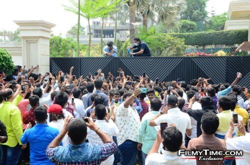 mega-power-star-ramcharan-interacting-with-fans-who-came-to-2