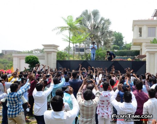 mega-power-star-ramcharan-interacting-with-fans-who-came-to-4