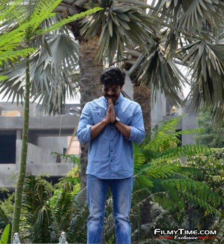 mega-power-star-ramcharan-interacting-with-fans-who-came-to-5