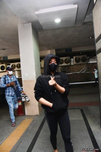 Rashmika-Mandanna-Snapped-At-Gym-in-Hyderabad-12