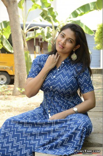 Anchor-Sneha-12