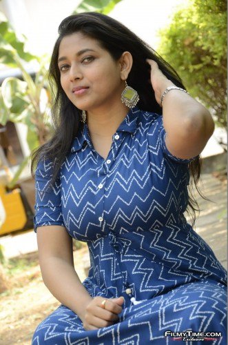 Anchor-Sneha-16