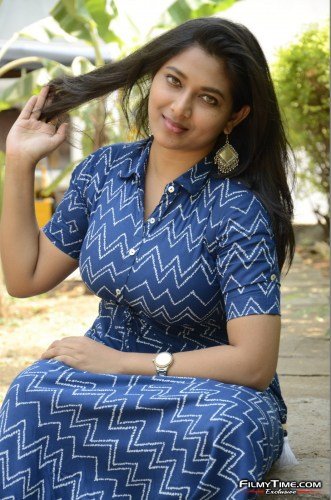 Anchor-Sneha-17