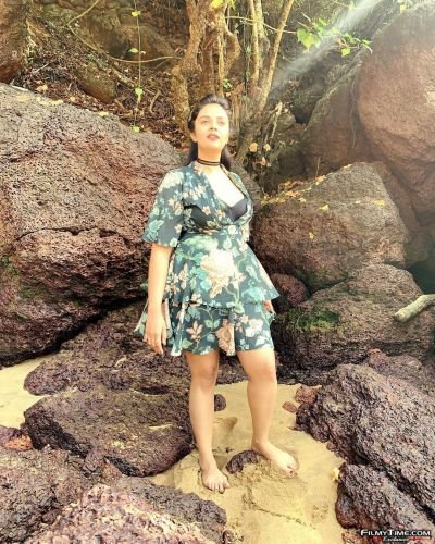 sreemukhi-goa-photos11