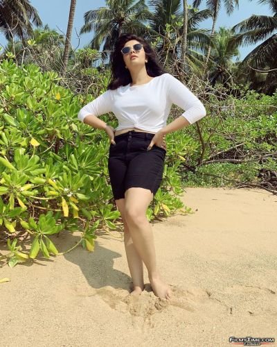sreemukhi-goa-photos19