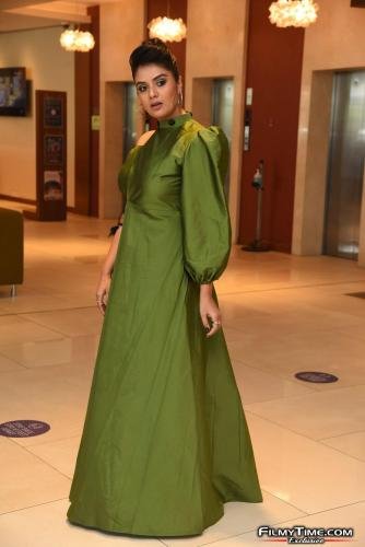 Sreemukhi-latest-photos-12_wm