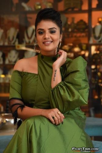 Sreemukhi-latest-photos-28_wm
