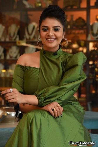 Sreemukhi-latest-photos-29_wm