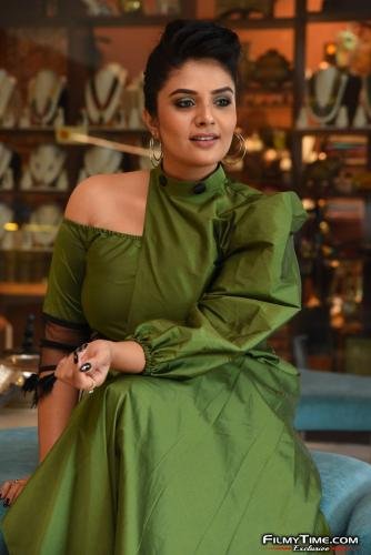 Sreemukhi-latest-photos-31_wm