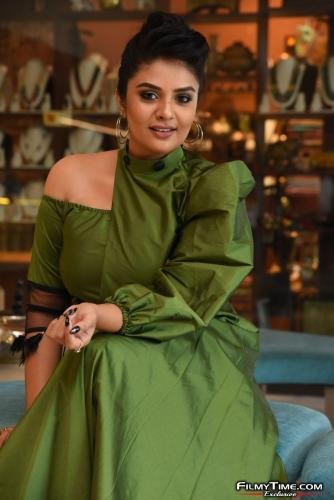Sreemukhi-latest-photos-32_wm