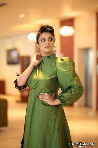 Sreemukhi-latest-photos-38_wm