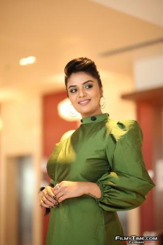 Sreemukhi-latest-photos-42_wm