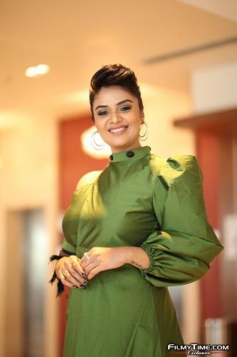 Sreemukhi-latest-photos-43_wm