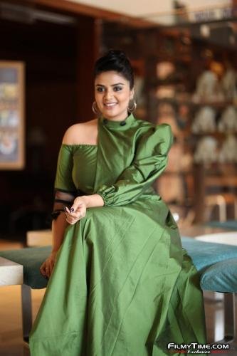 Sreemukhi-latest-photos-49_wm