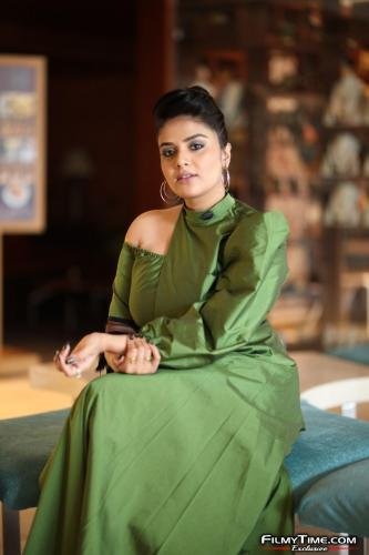Sreemukhi-latest-photos-52_wm