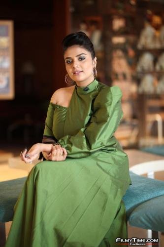 Sreemukhi-latest-photos-54_wm