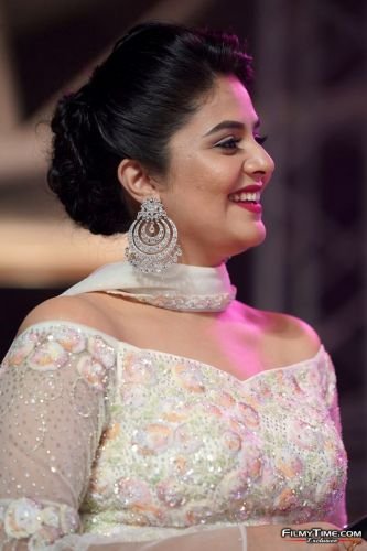 Sreemukhi-Check-Pre-Release-6