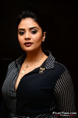 sreemukhi-pushpa-event-11