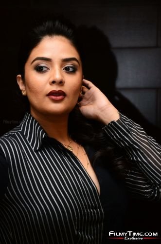 sreemukhi-pushpa-event-18