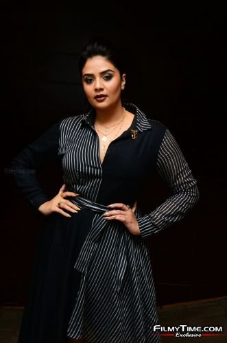 sreemukhi-pushpa-event-4