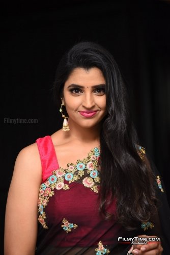 Anchro-Syamala-new-pics-4