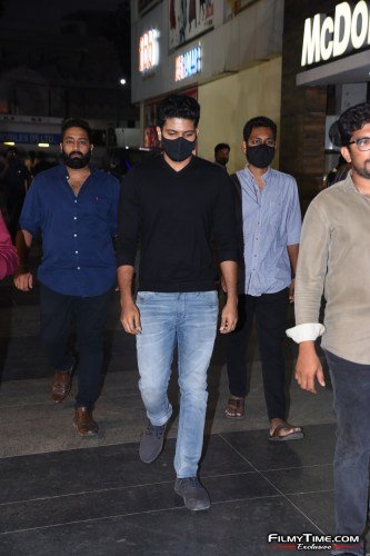 Telavarite-guruvaram-movie-Team-press-meet-at-MGB-mall-nellore-1